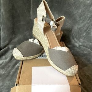 NIB Journee Collection Ashlyn Sandals